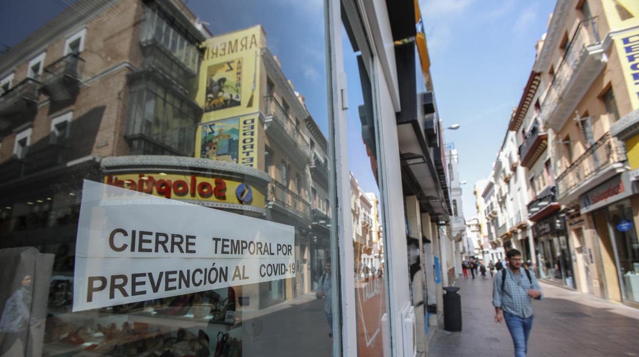 Comercio cerrado en el Centro de Sevilla por la crisis del coronavirus