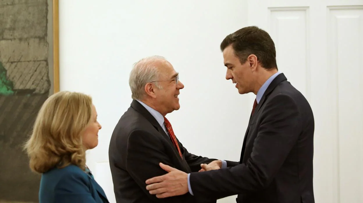 La vicepresidenta económica, Nadia Calviño, junto al secretario general de la OCDE, Ángel Gurría, y el presidente del Gobierno, Pedro Sánchez