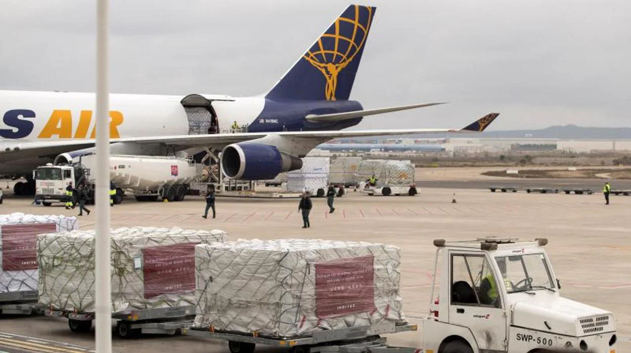 Descarga de más de un millón de mascarillas y material sanitario donado por Inditex y procedente de China