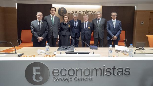 Los economistas critican la «gravísima incongruencia» de inyectar liquidez y no aplazar impuestos y cuotas