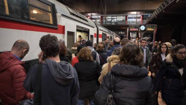 El Gobierno paraliza todas las actividades no esenciales desde el 30 de marzo al 9 de abril