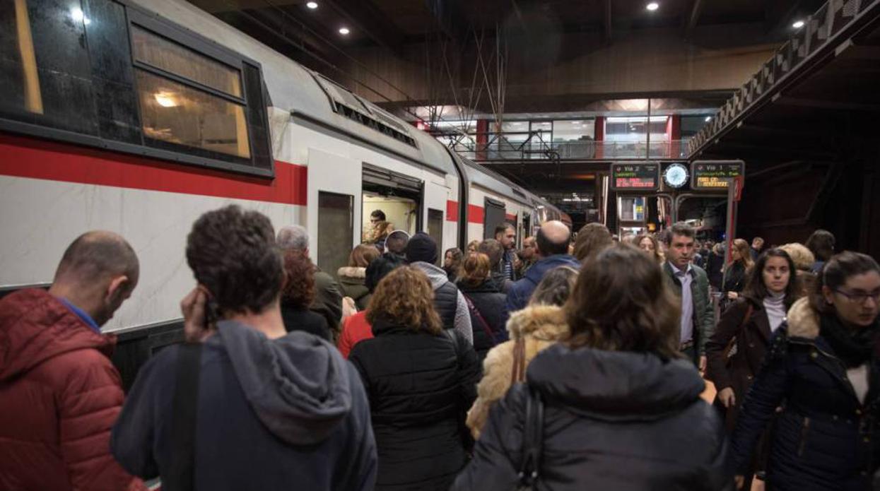 Viajeros de trenes de Cercanías en Madrid