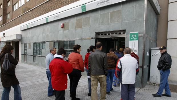 El paro enfila los 5 millones tras el alud de regulaciones de empleo y despidos por el coronavirus