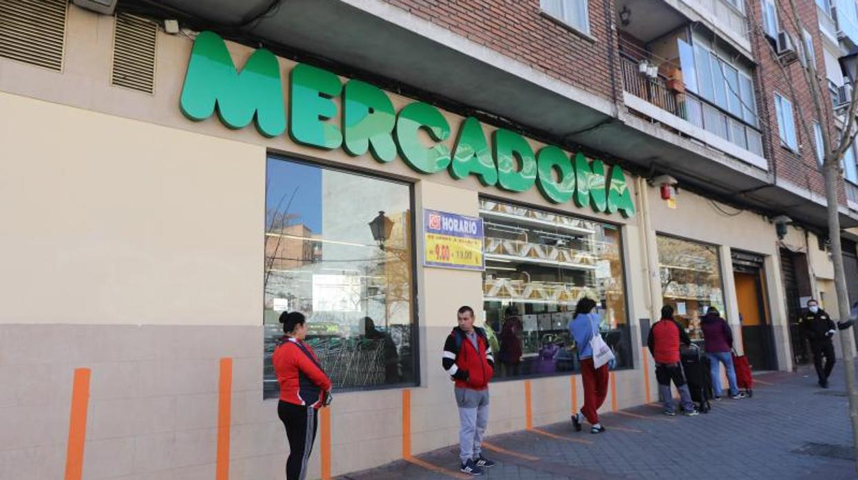 Cola ante un supermercado de Mercadona