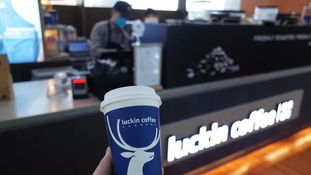 Luckin, el «Starbucks chino», se hunde en bolsa por supuesto fraude contable