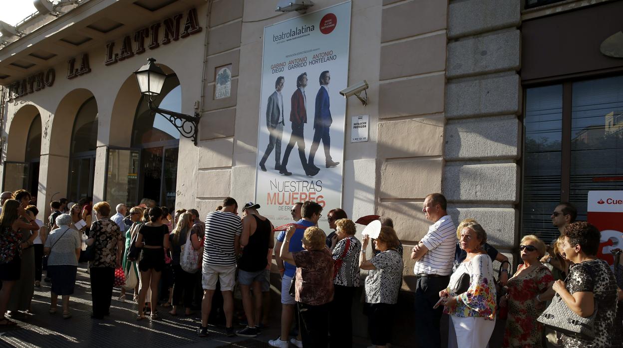 Numerosas personas guardan cola a la entrada del teatro, en una imagen de archivo