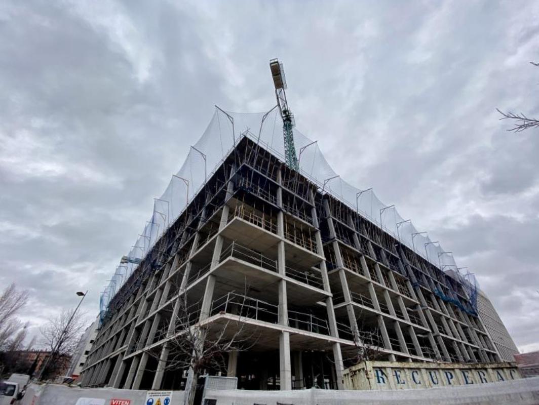 Edificio de viviendas en construcción en un momento en el que la demanda de hipotecas sufre su mayor caída desde 2013 por malas expectativas y cambios regulatorios