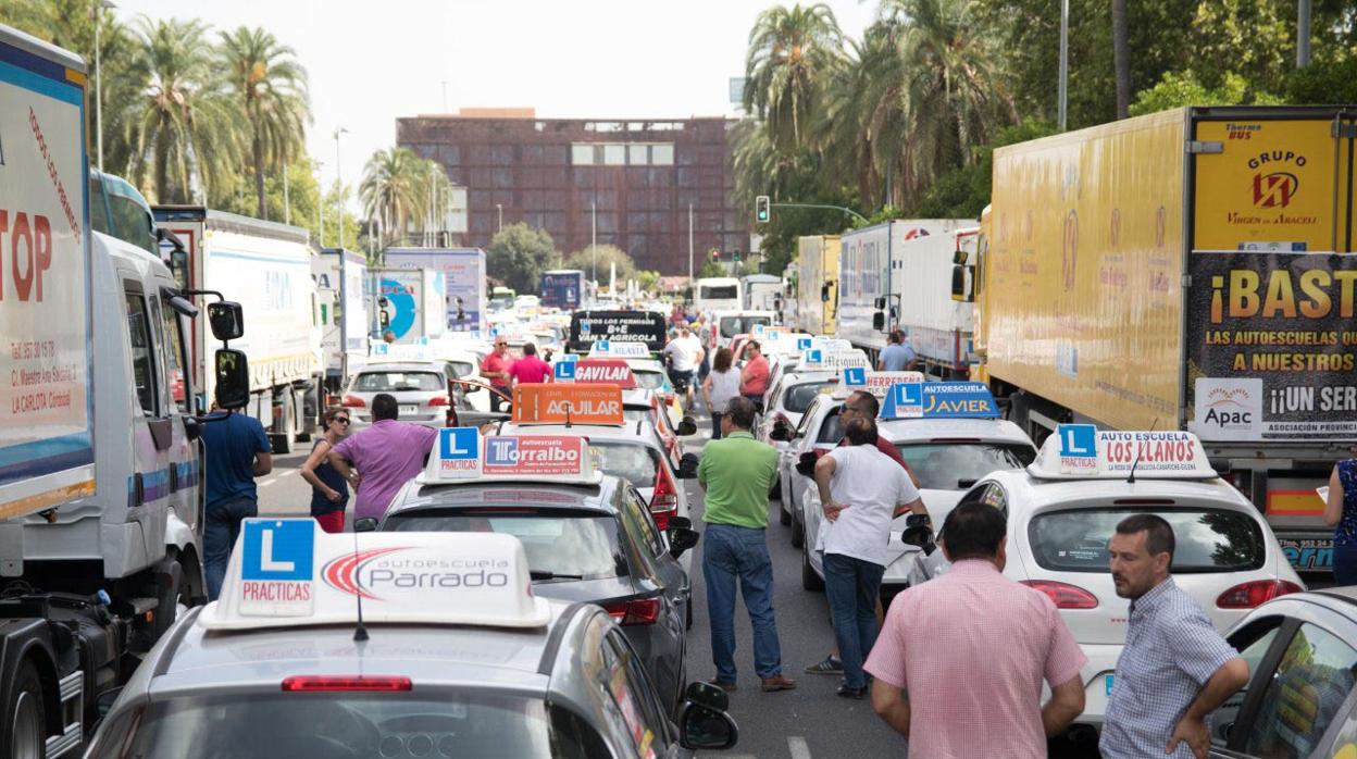 El Covid-19 le cuesta 200 millones a las autoescuelas y el 35% de las ventas hasta abril al vino