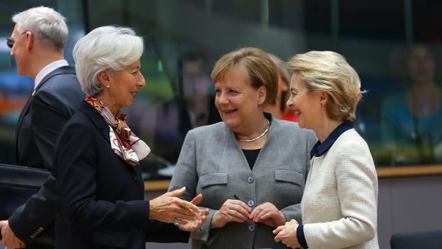Lagarde advierte de que el PIB de la Eurozona puede caer hasta un 15% este año