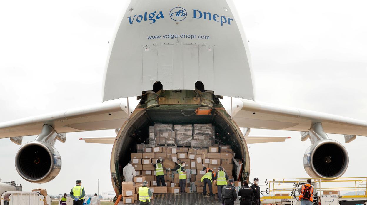 Un avión de carga con material sanitario procedente de China