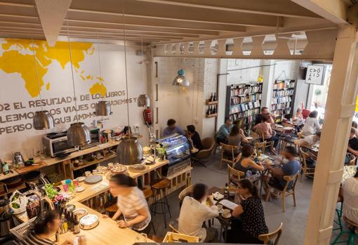 Cafetería de Librería Caótica (Sevilla), fundada hace once años y que funciona como cooperativa. «Defendemos el cara a cara a la hora de vender. Las librerías son espacios de educación sentimental e intelectual», reivindican