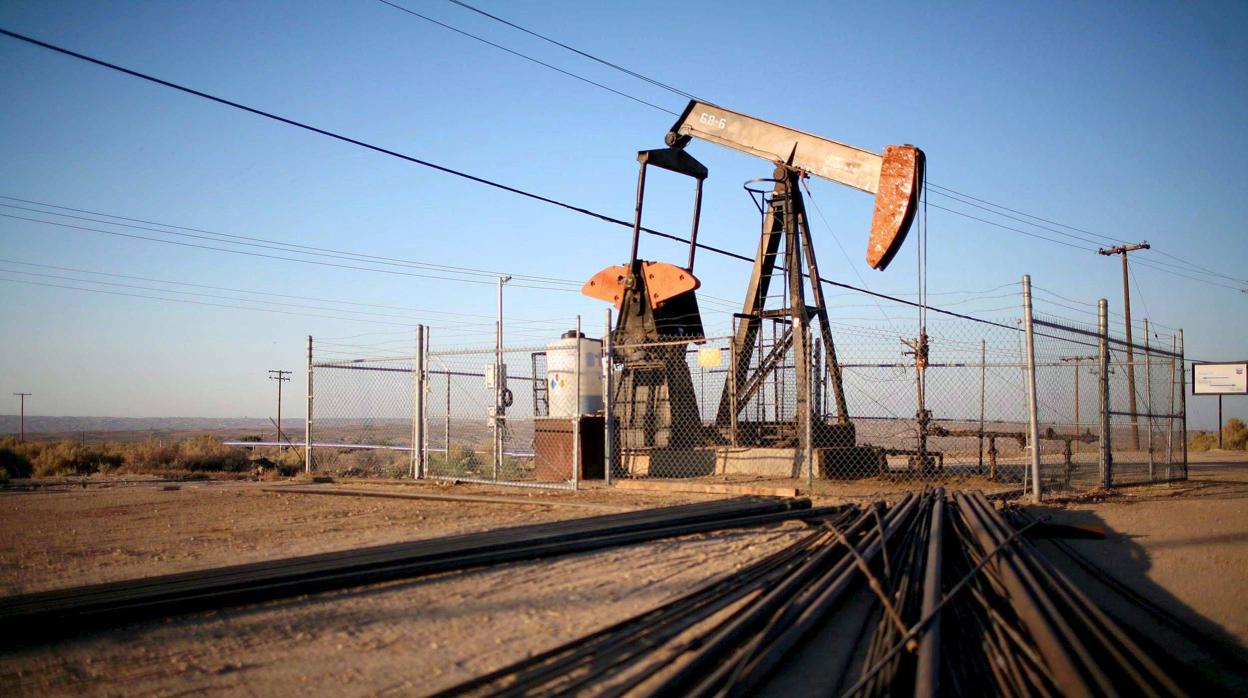 Foto de archivo de estractores de petróleo en Taft (California)