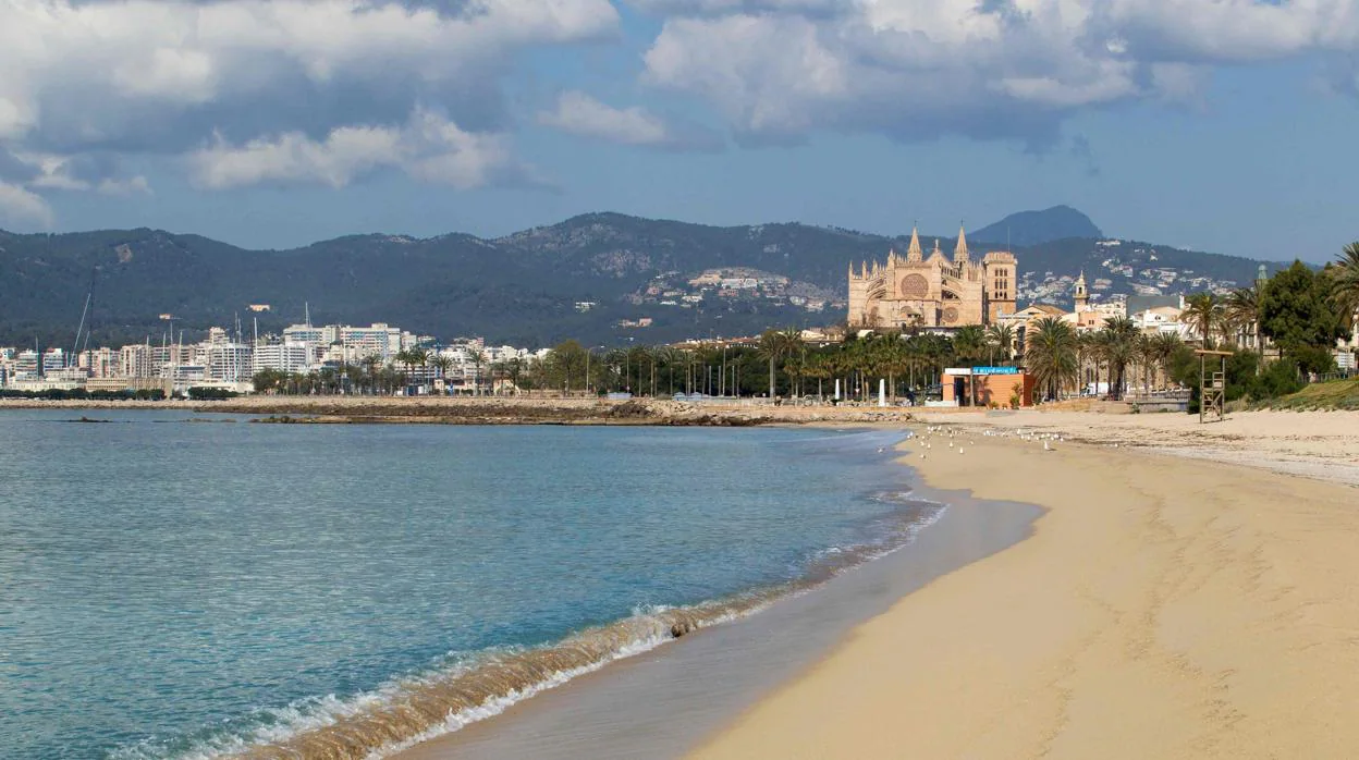 Playa de Can Pere Antoni en Palma de Mallorca, inusualmente vacía