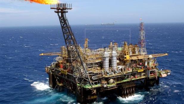 Los precios del petróleo se desbocan con subidas de hasta el 35%