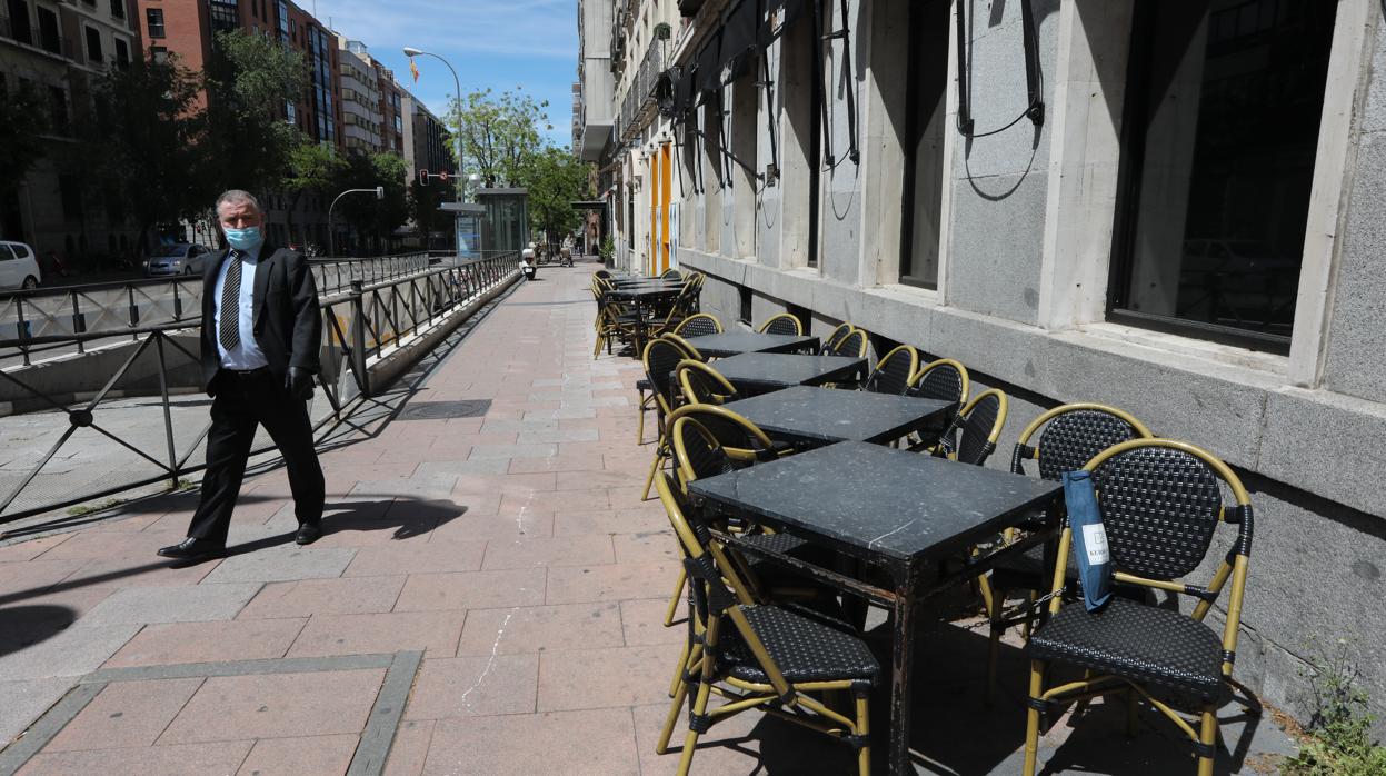 Terraza de un bar cerrado en el centro de Madrid