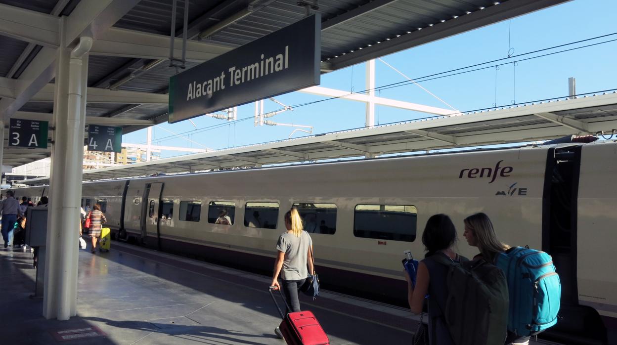 Ferrovial y Renfe llegan a un acuerdo y salvan 2.000 empleos del servicio a bordo de los AVE