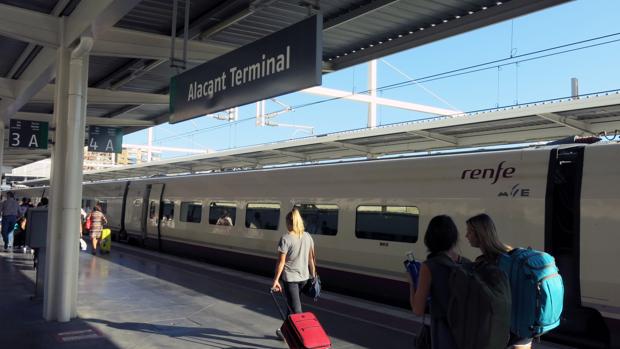 Ferrovial y Renfe llegan a un acuerdo y salvan 2.000 empleos del servicio a bordo de los AVE