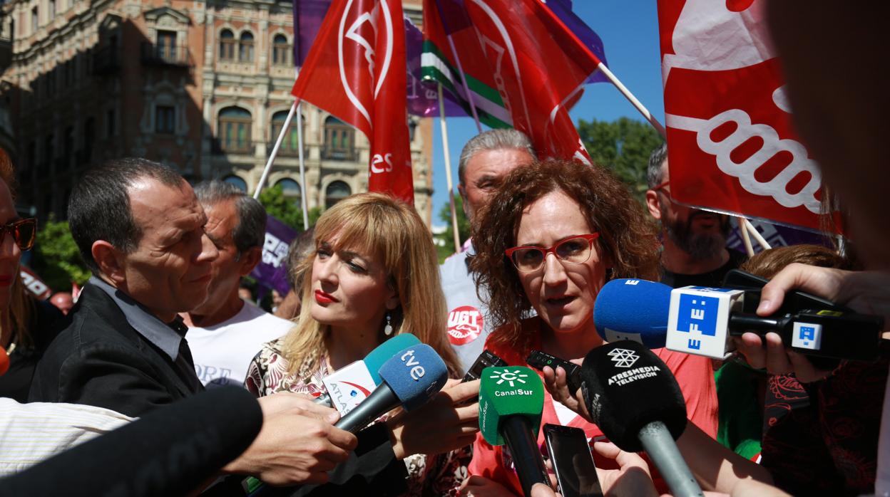 Las secretarias generales de UGT y CC.OO. en Andalucía, Carmen Castilla y Nuria López, en la manifestación central del pasado 1 de Mayo en Sevilla