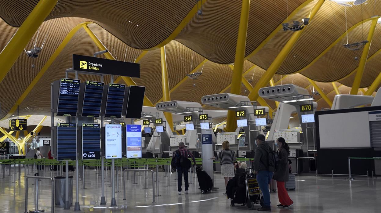 Imagen del aeropuerto de Madrid casi vacío