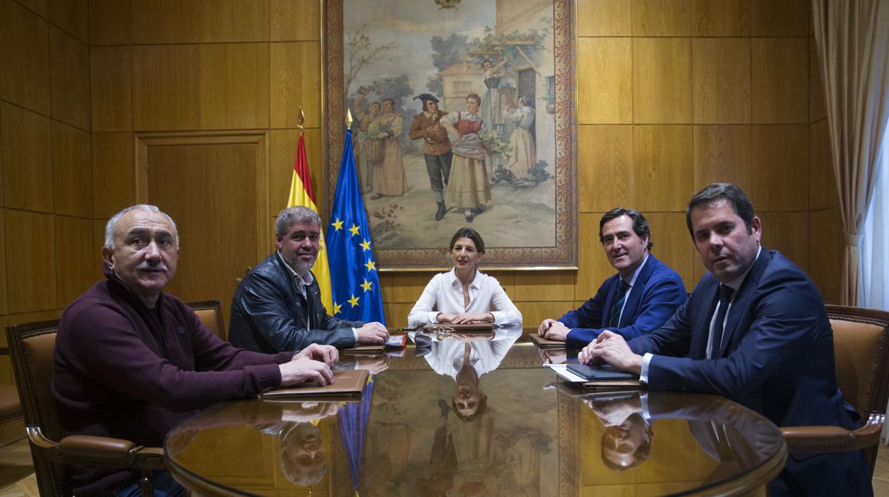 Una de las primeras reuniones entre la ministra Yolanda Díaz (centro) junto a los representantes de Comisiones Obreras Unai Sordo y UGT Pepe Álvarez (izda) y los presidentes de CEOE, Antonio Garamendi y de Cepyme, Gerardo Cuerva
