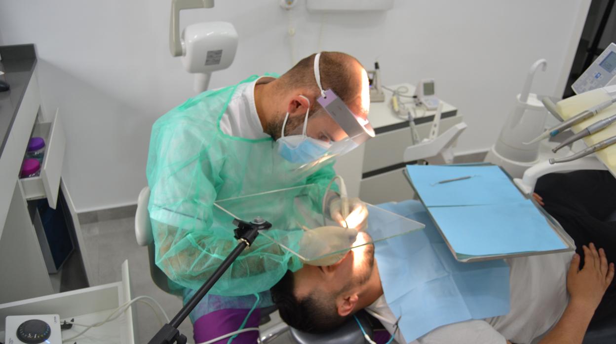 La firma fabrica mamparas especialmente diseñadas para dentistas