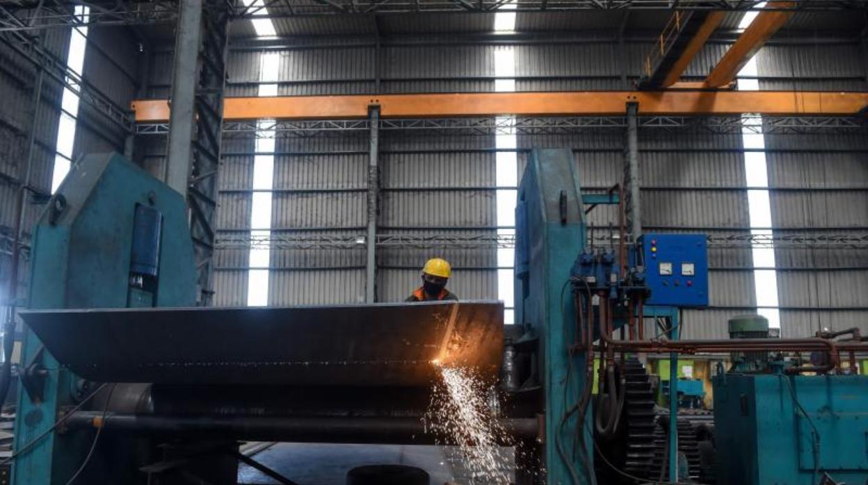 Un trabajador de una fábrica de manufactura pesada