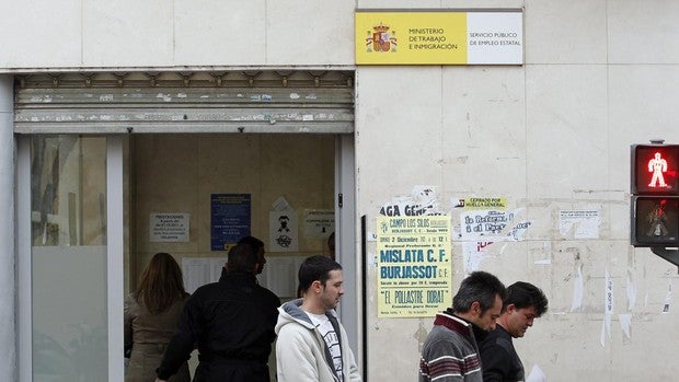 Denuncian insultos y amenazas a los trabajadores de  las oficinas de empleo de Sevilla