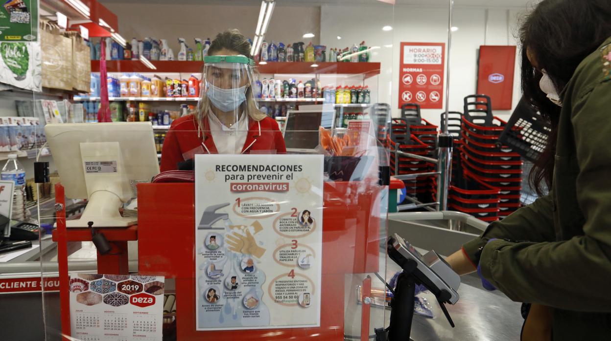 Un supermercado cordobés en el que pueden apreciarse las medidas de limpieza y protección frente al coronavirus