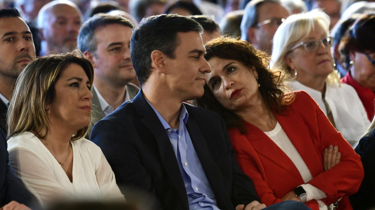 El presidente del Gobierno, Pedro Sánchez, junto a la ministra de Hacienda, María Jesús Montero