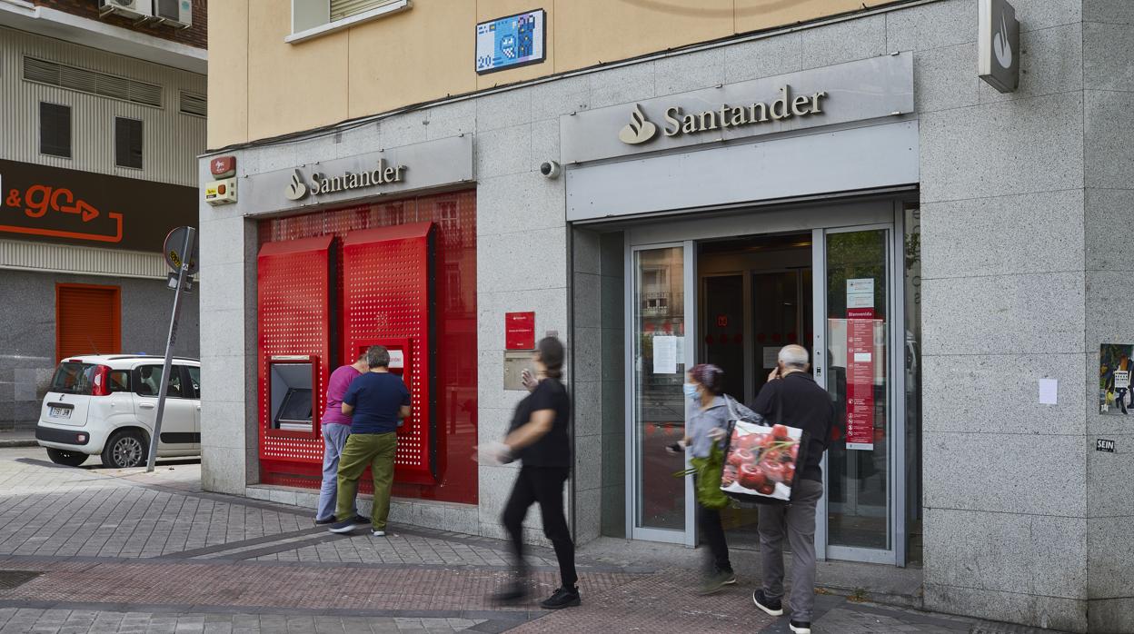 Una sucursal del Banco Santander en Madrid