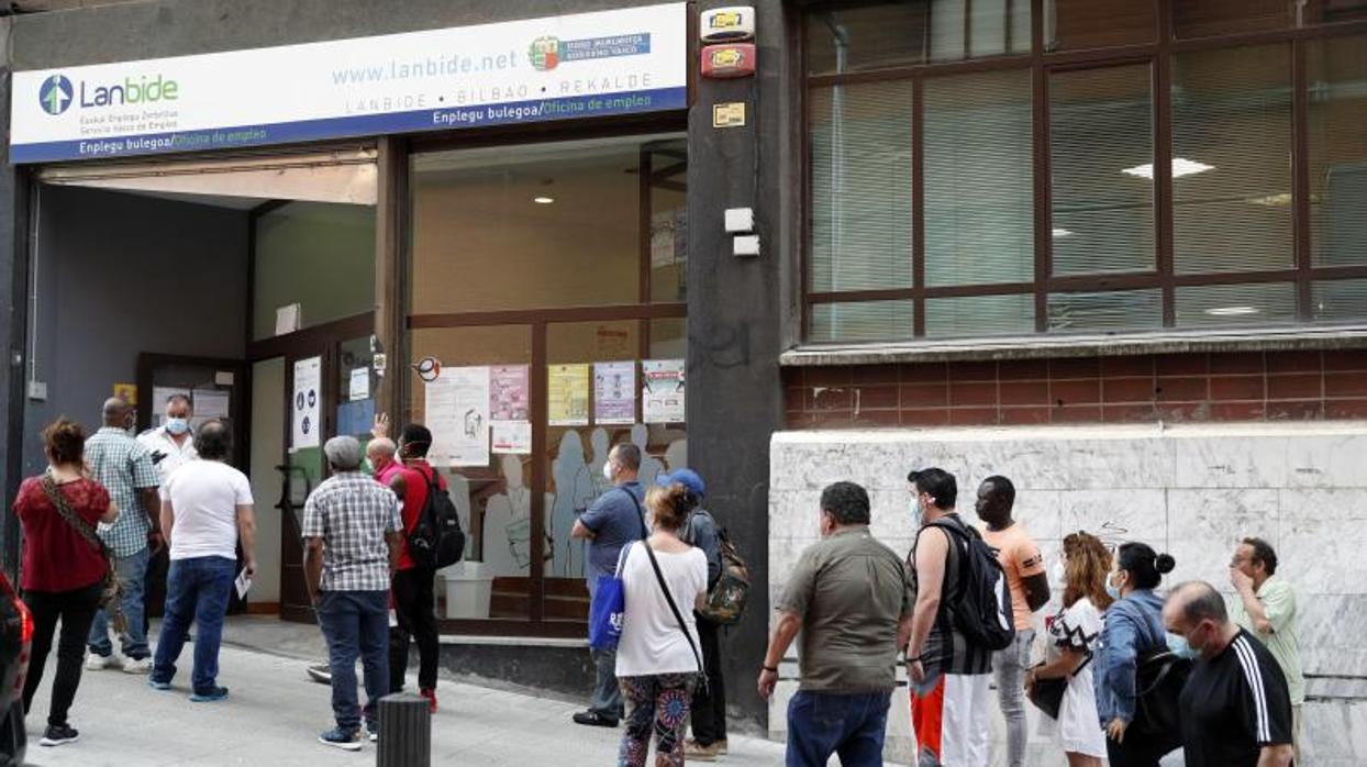 Colas en la oficina de Lambide (empleo) en Bilbao este lunes