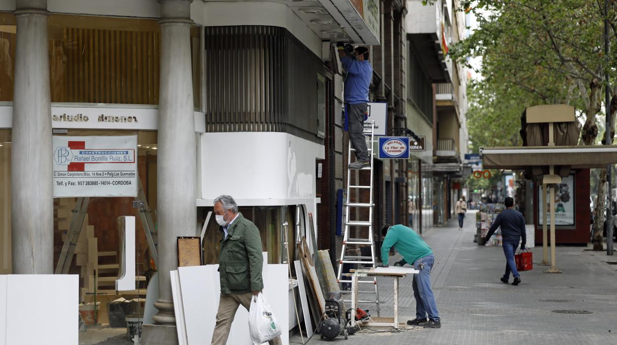 Albañiles trabajan en una rteforma en la ciudad de Córdoba