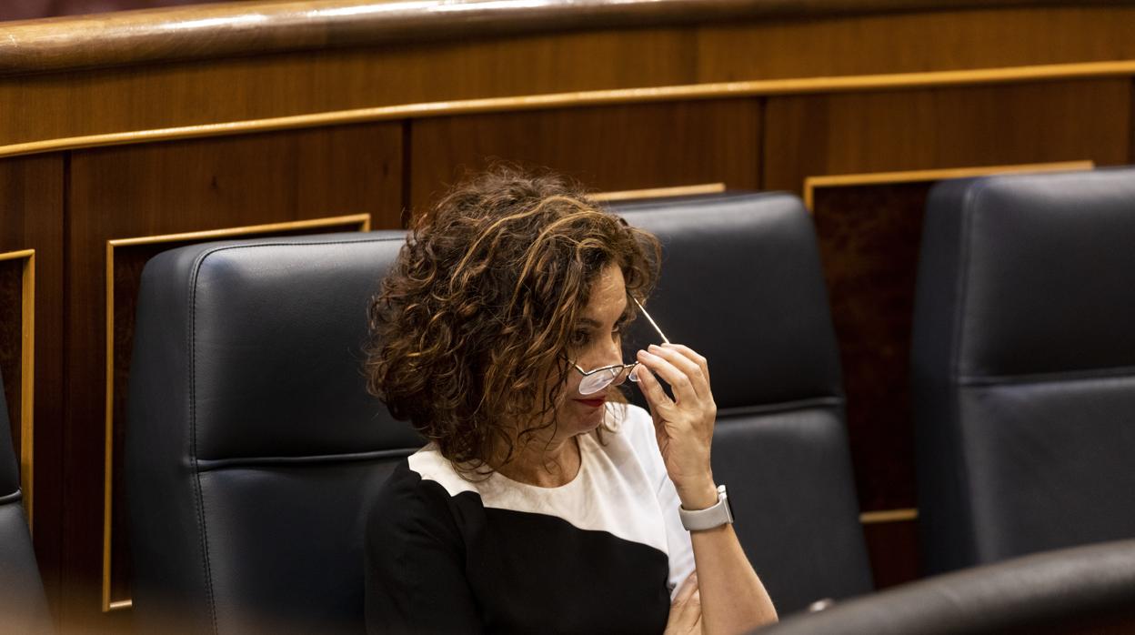 La ministra de Hacienda y portavoz del Gobierno, Maria Jesús Montero, en su escaño durante una sesión en el Parlamento