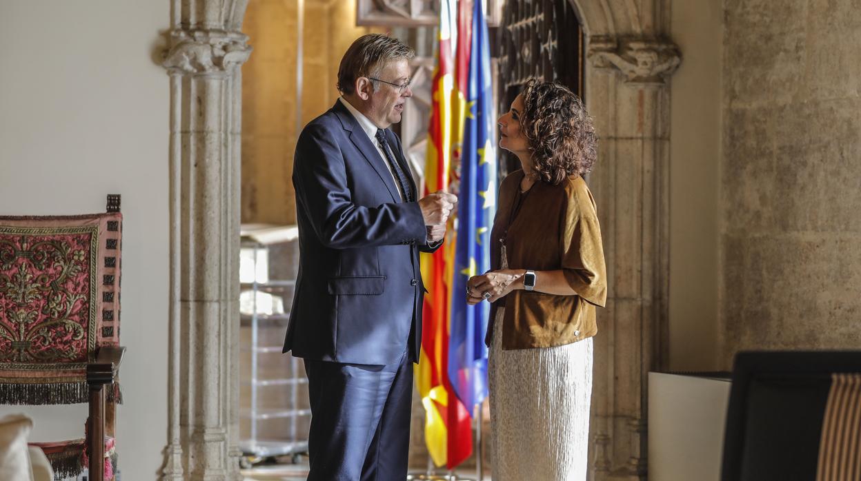 El presidente de la Comunidad Valenciana, Ximo Puig, junto a la ministra de Hacienda, María Jesús Montero