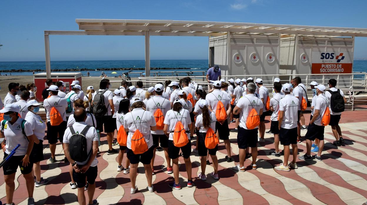 Un «ejército» de auxiliares de playa contratado por la Junta se dispone a prestar servicio en la costa almeriense