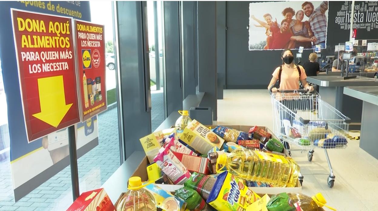 Sin contar con voluntarios, que están ocupados en atender a los más necesitados, los clientes de Lidl y la propia empresa logran recaudar 500.000 kilos de alimentos en una semana