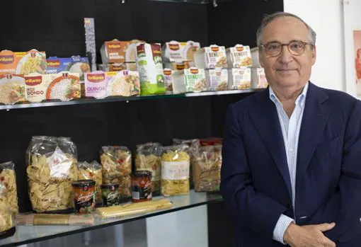 Antonio Hernández Callejas con algunas de las marcas de arroces y pastas que comercializa la multinacional española Ebro Foods