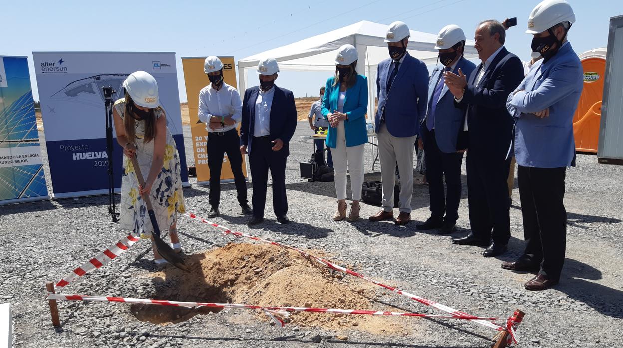 La delegada de la Junta en Huelva, Bella Verano, cava en el acto de la primera piedra ante otras autoridades