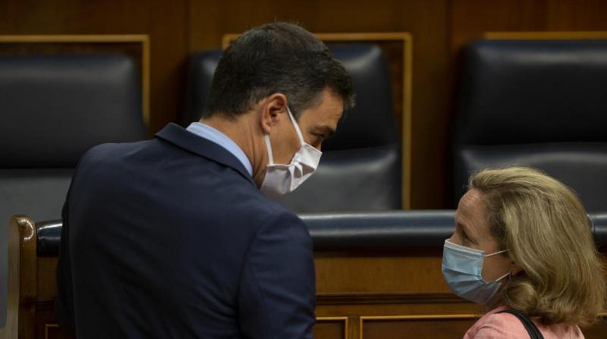 El presidente del Gobierno, Pedro Sánchez (izda) junto a la titular de Economía Nadia Calviño