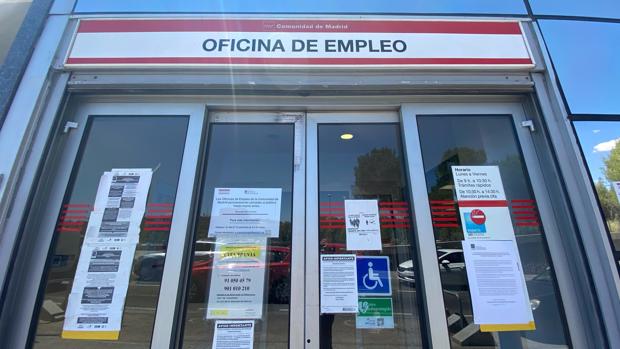 Casi 5,7 millones de personas, sin empleo por estar en paro o en ERTE