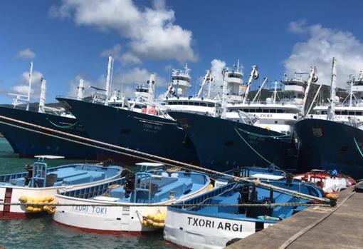 La flota atunera, varada en Seychelles por el Covid-19
