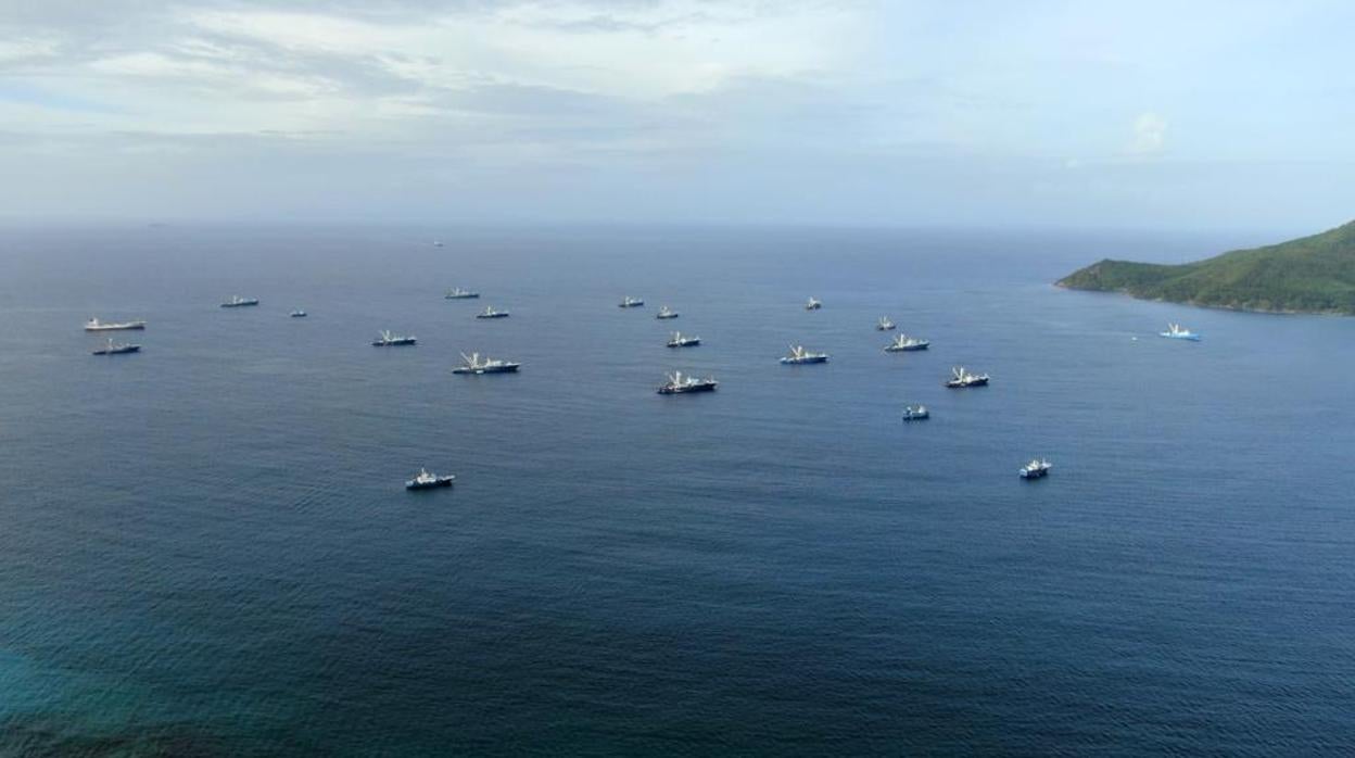 Vista de la flota atunera española en Puerto Victoria (capital de Islas Seychelles)