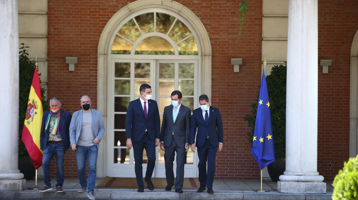 El presidente del Gobierno junto a los secretarios generales de UGT y Comisiones Obreras, además de los presidentes de CEOE y Cepyme