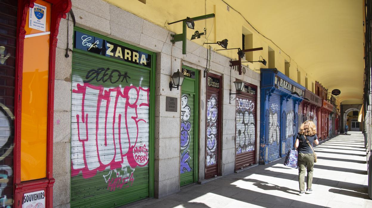 Bares y comercios cerrados en la plaza Mayor de Madrid