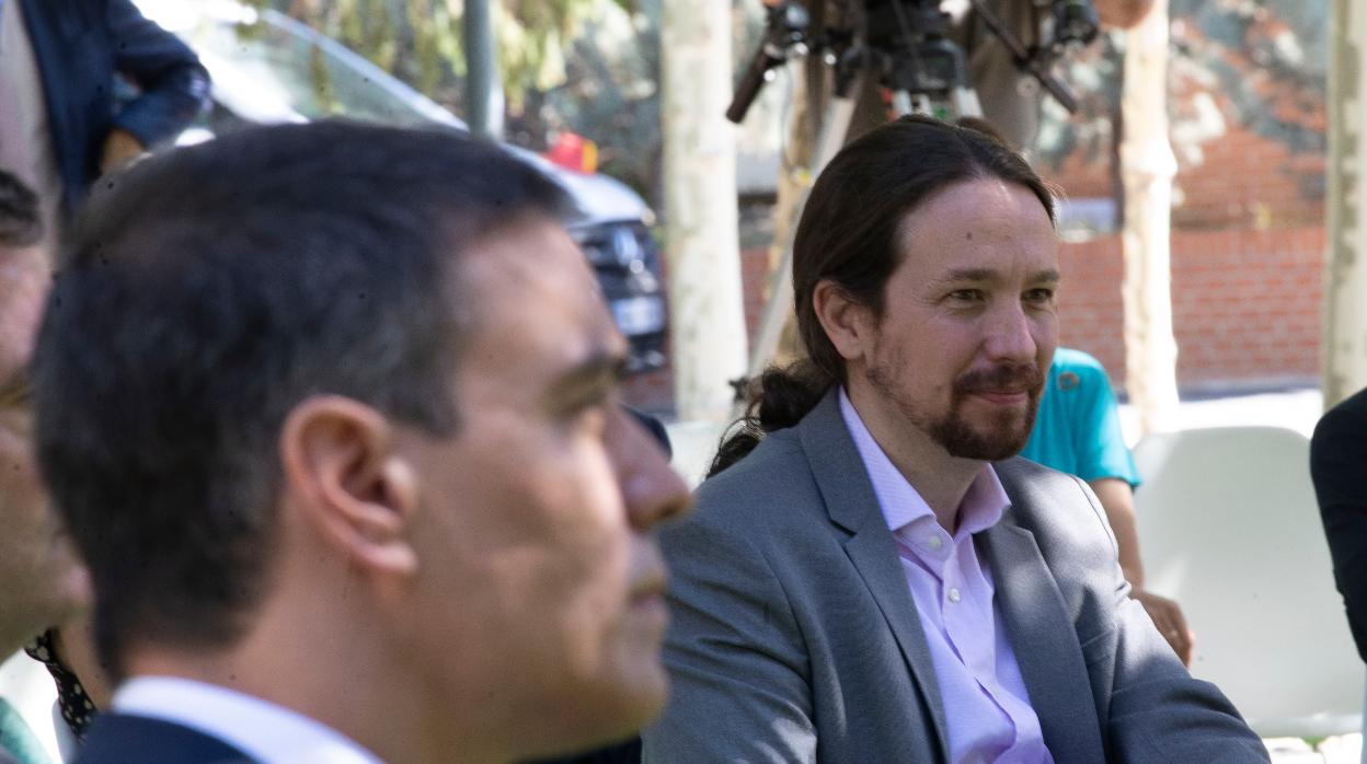 El presidente del Gobierno, Pedro Sánchez (i), y el vicepresidente segundo del Gobierno, Pablo Iglesias, en el acto de la firma del Pacto por la Reactivación Económica y el Empleo del Gobierno