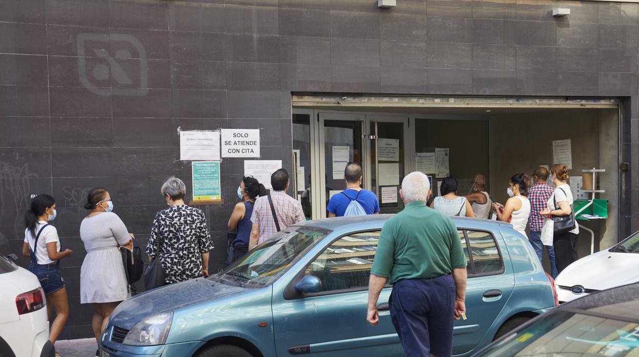 Varias personas, delante de la oficina de la Seguridad Social en Carabanchel (Madrid)
