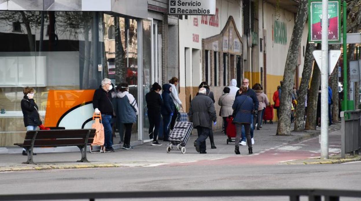 Colas en un supermercado durante el estado de alarma