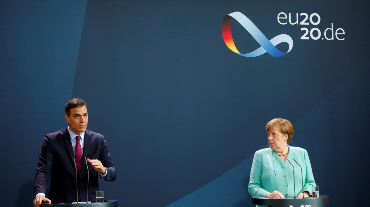 El presidente del Gobierno, Pedro Sánchez (izda) junto a la canciller alemana, Angela Merkel (dcha)