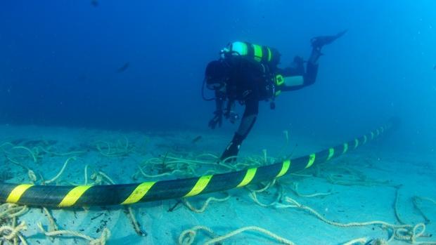 El cable eléctrico entre Menorca y Mallorca conecta a todas las islas con la península y Europa