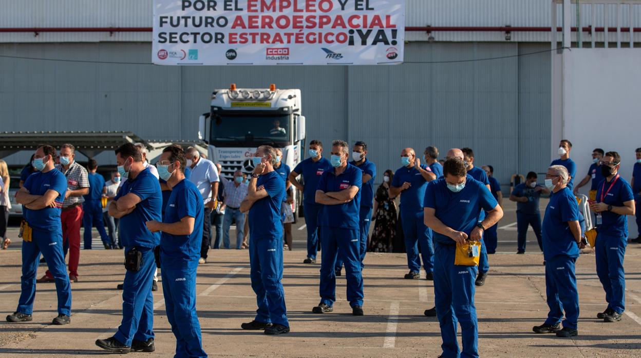 Trabajadores de la planta de Airbus de Tablada en Sevilla durante la asam,ble acelebrada ayer